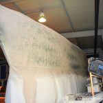 Vorarbeiten an einer Comfortina 38 in der Werfthalle der Bootswerft Baumgart in Dortmund