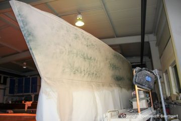 Vorarbeiten an einer Comfortina 38 in der Werfthalle der Bootswerft Baumgart in Dortmund