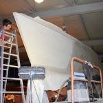 Vorarbeiten an einer Comfortina 38 in der Werfthalle der Bootswerft Baumgart in Dortmund