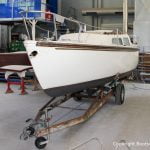 Jaguar 22 Segelkajütboot bei der Reparatur in der Werfthalle der Bootswerft Baumgart in Dortmund