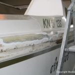 Bordwand eines Jaguar 22 Segelkajütboots bei der Reparatur in der Werfthalle der Bootswerft Baumgart in Dortmund
