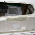 Seite eines Jaguar 22 Segelkajütboots bei der Reparatur in der Werfthalle der Bootswerft Baumgart in Dortmund