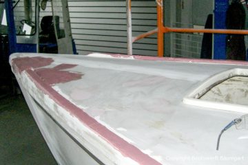 Vorschiff eines Jaguar 22 Segelkajütboots bei der Reparatur in der Werfthalle der Bootswerft Baumgart in Dortmund