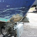 Schaden am Kiel der LM 28 Segelyacht vor der Reparatur auf dem Werftgelände der Bootswerft Baumgart in Dortmund