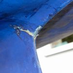 Riss im Kiel der LM 28 Segelyacht vor der Reparatur auf dem Werftgelände der Bootswerft Baumgart in Dortmund