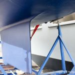Fertig reparierter Kiel der LM 28 Segelyacht auf dem Hafentrailer auf dem Werftgelände der Bootswerft Baumgart in Dortmund