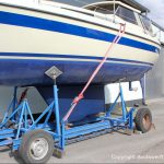 LM 28 Segelyacht mit fertig repariertem Kiel auf dem Hafentrailer auf dem Werftgelände der Bootswerft Baumgart in Dortmund