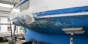 Bootsreparatur einer NAB 32 Segelyacht auf dem Werftgelände der Bootswerft Baumgart in Dortmund