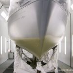 Grundierung einer NAB 32 Segelyacht in der Lackierkabine der Bootswerft Baumgart in Dortmund