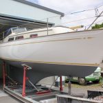 Die fertig lackierte NAB 32 Segelyacht kommt aus der Lackierkabine der Bootswerft Baumgart in Dortmund