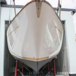 Die fertig lackierte NAB 32 Segelyacht kommt aus der Lackierkabine der Bootswerft Baumgart in Dortmund