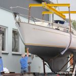 Fertig lackierte NAB 32 Segelyacht auf dem Werftgelände der Bootswerft Baumgart in Dortmund