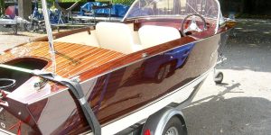 Boesch Junior Motorboot nach der Restauration auf dem Werftgelände der Bootswerft Baumgart in Dortmund