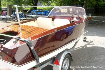 Boesch Junior Motorboot nach der Restauration auf dem Werftgelände der Bootswerft Baumgart in Dortmund