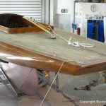 Drachen / Dragon Segelboot vor der Restauration in der Werfthalle der Bootswerft Baumgart in Dortmund