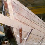 Bug eines Drachen / Dragon Segelbootes bei der Restauration in der Werfthalle der Bootswerft Baumgart in Dortmund