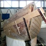 Bug eines Drachen / Dragon Segelbootes bei der Restauration in der Werfthalle der Bootswerft Baumgart in Dortmund
