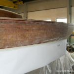 Rumpf Seite eines Drachen / Dragon Segelbootes bei der Restauration in der Werfthalle der Bootswerft Baumgart in Dortmund