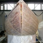 Bug eines Drachen / Dragon Segelbootes bei der Restauration in der Werfthalle der Bootswerft Baumgart in Dortmund