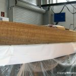 Rumpf Seite eines Drachen / Dragon Segelbootes bei der Restauration in der Werfthalle der Bootswerft Baumgart in Dortmund