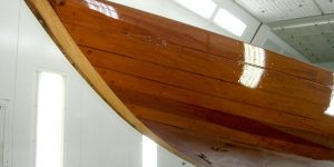 Bug eines Drachen / Dragon Segelbootes bei der Bootslackierung / Restauration in der Lackierkabine der Bootswerft Baumgart in Dortmund