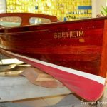 Klassisches Holzruderboot nach durchgeführter Restauration im Verkaufsraum der Bootswerft Baumgart in Dortmund