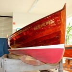 Klassisches Holzruderboot nach durchgeführter Restauration im Verkaufsraum der Bootswerft Baumgart in Dortmund