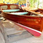 Klassisches Holzruderboot nach durchgeführter Restauration im Verkaufsraum der Bootswerft Baumgart in Dortmund
