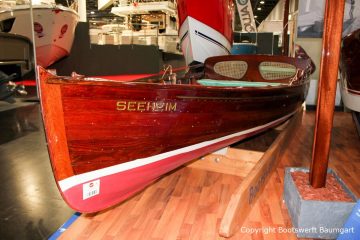 Klassisches Holzruderboot auf dem Messestand der Boot in Düsseldorf nach durchgeführter Restauration der Bootswerft Baumgart