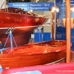 Fertig restaurierter Kielzugvogel der Bootswerft Baumgart auf dem Messestand der Boot in Düsseldorf