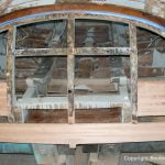 Skelett des Heckspiegels der Riva Ariston bei der Restauration in der Werfthalle der Bootswerft Baumgart in Dortmund