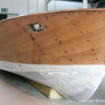 Bug der Riva Ariston bei der Restauration in der Werfthalle der Bootswerft Baumgart in Dortmund