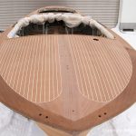 Nackter unlackierter Rumpf der Riva Ariston nach Schleifarbeiten auf dem Werftgelände der Bootswerft Baumgart in Dortmund