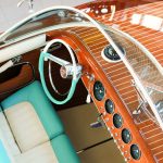 Riva Ariston Steuerstand mit Lenkrad und Armaturen nach durchgeführter Restauration in der Werfthalle der Bootswerft Baumgart in Dortmund