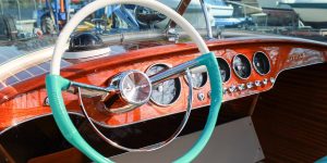 Riva Ariston Steuerstand mit Lenkrad und Armaturen nach durchgeführter Restauration der Bootswerft Baumgart in Dortmund