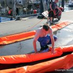 Vorbereitung der Hebegurte bei der Bergung der Riva Super Aquarama durch die Bootswerft Baumgart