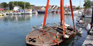 Bergung der Riva Super Aquarama mit Kran und Stützstangen durch die Bootswerft Baumgart
