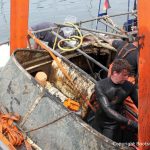 Schlammbeseitigung und grobe Säuberung der Riva Super Aquarama nach der Bergung durch die Bootswerft Baumgart