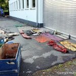 Trocknen der gefundenen Teile nach der Bergung der Riva Super Aquarama auf dem Werftgelände der Bootswerft Baumgart in Dortmund