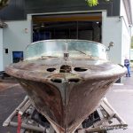 Ankunft der Riva Super Aquarama auf dem Bootstrailer auf dem Werftgelände vorm Tor der Werfthalle der Bootswerft Baumgart in Dortmund