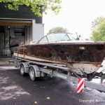 Ankunft der Riva Super Aquarama auf dem Bootstrailer auf dem Werftgelände vorm Tor der Werfthalle der Bootswerft Baumgart in Dortmund