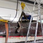 Bergung des Bootsmotors einer Riva Super Aquarama mit dem Deckenkran in der Werfthalle bei der Restauration durch die Bootswerft Baumgart in Dortmund