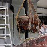 Bergung des Bootsmotors einer Riva Super Aquarama mit dem Deckenkran in der Werfthalle bei der Restauration durch die Bootswerft Baumgart in Dortmund